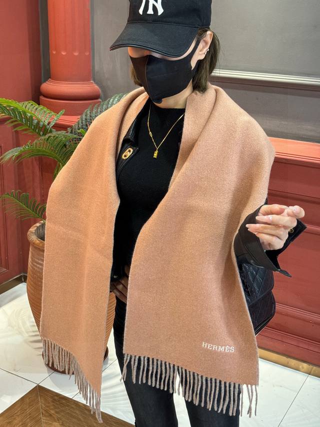 So beautiful! This Hermes couple's scarf is gorgeous, I'll scream! The latest st