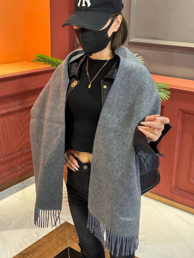 So beautiful! This Hermes couple's scarf is gorgeous, I'll scream! The latest st