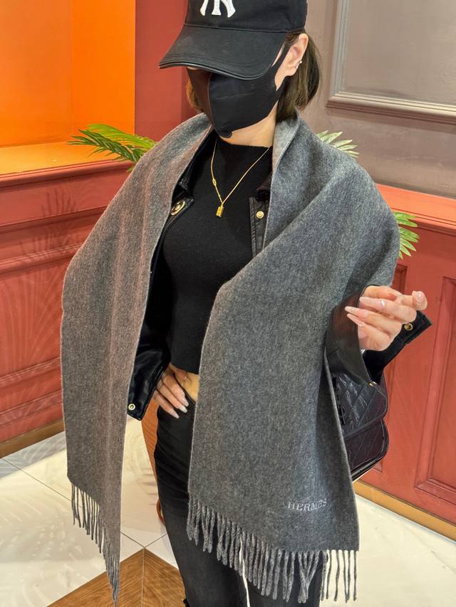 So beautiful! This Hermes couple's scarf is gorgeous, I'll scream! The latest st