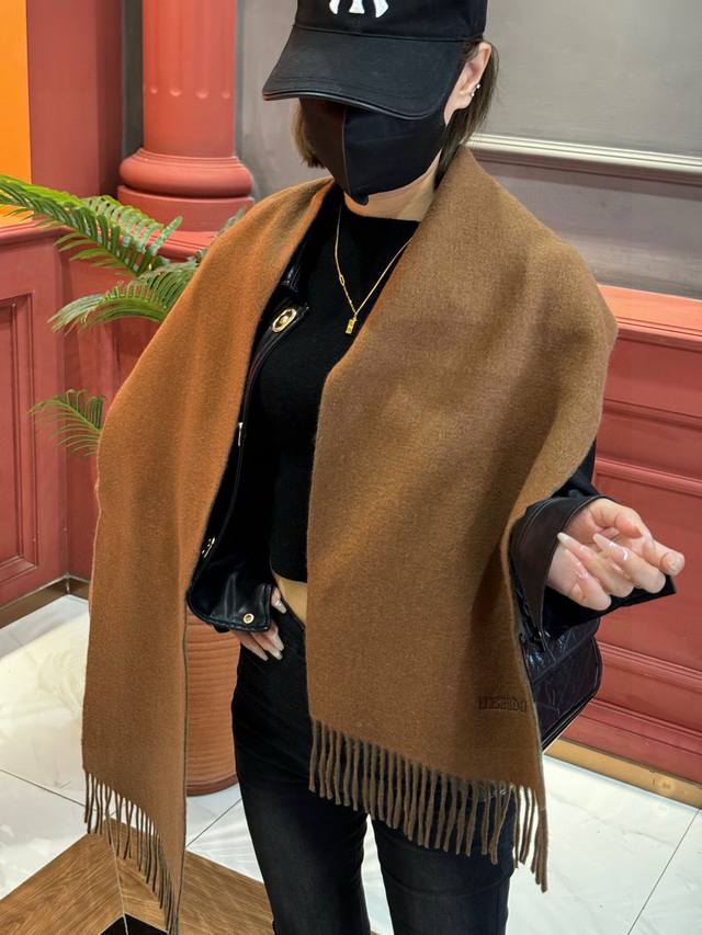 So beautiful! This Hermes couple's scarf is gorgeous, I'll scream! The latest st