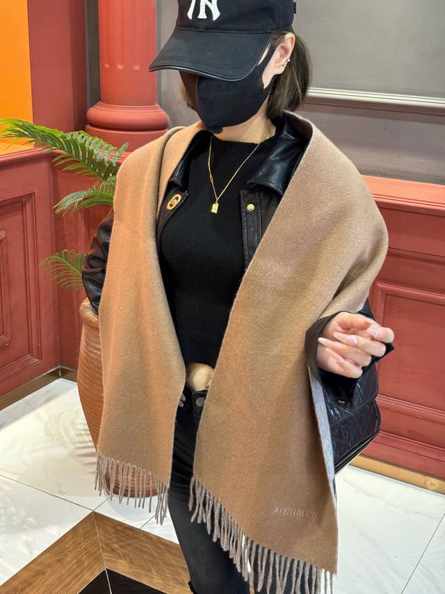 So beautiful! This Hermes couple's scarf is gorgeous, I'll scream! The latest st