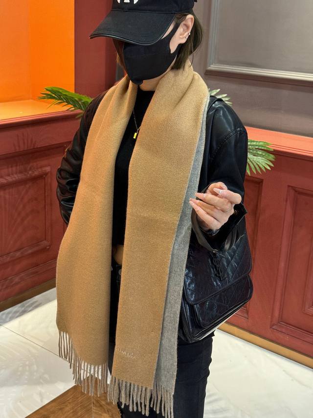 So beautiful! This Hermes couple's scarf is gorgeous, I'll scream! The latest st