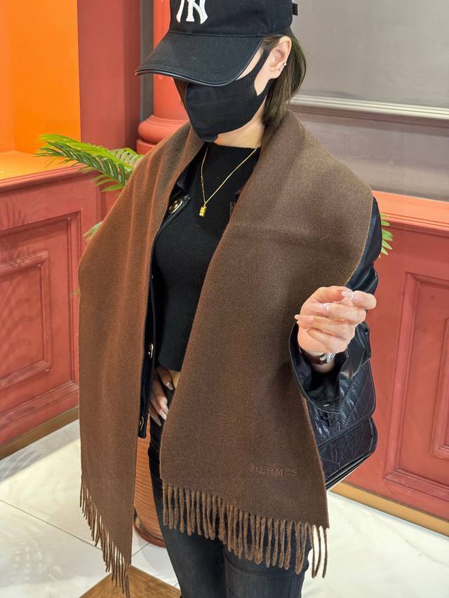 So beautiful! This Hermes couple's scarf is gorgeous, I'll scream! The latest st