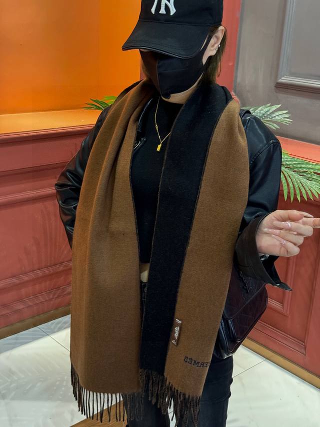 So beautiful! This Hermes couple's scarf is gorgeous, I'll scream! The latest st