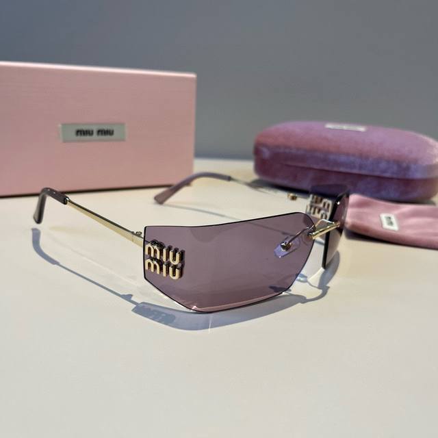 New Miu Miu color is here! Sunglasses you'll want to wear on your face! High-qua