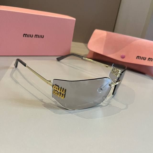 New Miu Miu color is here! Sunglasses you'll want to wear on your face! High-qua