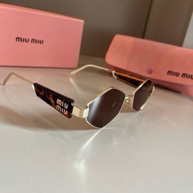 Miumiu 2024 European New High-End Square Frame Personalized Sunglasses Ddd