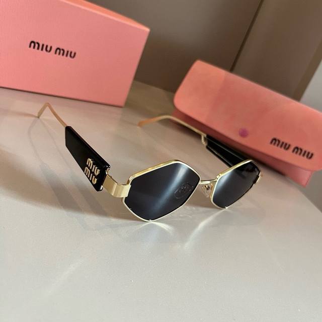Miumiu 2024 European New High-End Square Frame Personalized Sunglasses Ddd