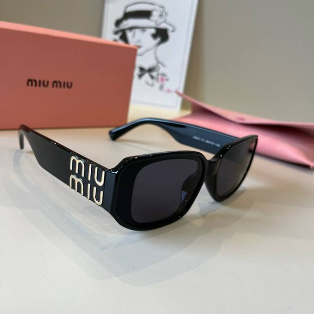 Miumiu sunglasses, recommended by many online influencers and bloggers.