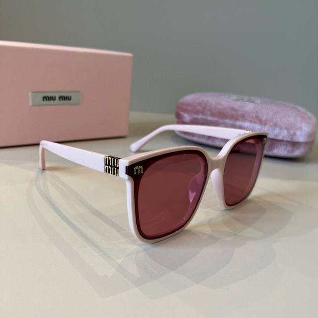 Miu Miu Sunglasses Black + gold logo is always the perfect combination. A must-h