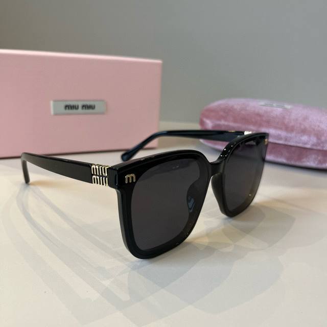 Miu Miu Sunglasses Black + gold logo is always the perfect combination. A must-h