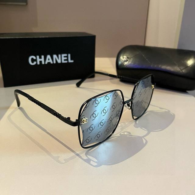 Chanel sunglasses, round-faced beauties, look here! Super flattering for chubby