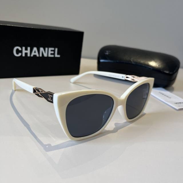 Chanel sunglasses, the same style worn by many celebrities, new Chanel oversized