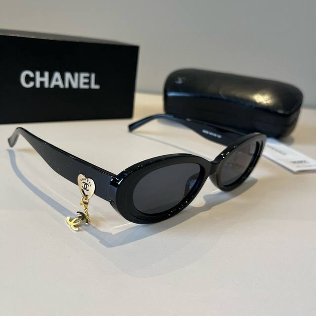 Chanel sunglasses, the same style worn by many celebrities, new Chanel oversized