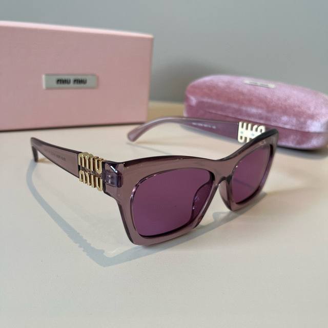 Miumiu cat-eye sunglasses, recommended by many online influencers and bloggers.