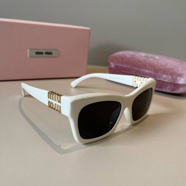 Miumiu cat-eye sunglasses, recommended by many online influencers and bloggers.