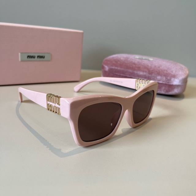 Miumiu cat-eye sunglasses, recommended by many online influencers and bloggers.