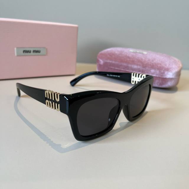 Miumiu cat-eye sunglasses, recommended by many online influencers and bloggers.