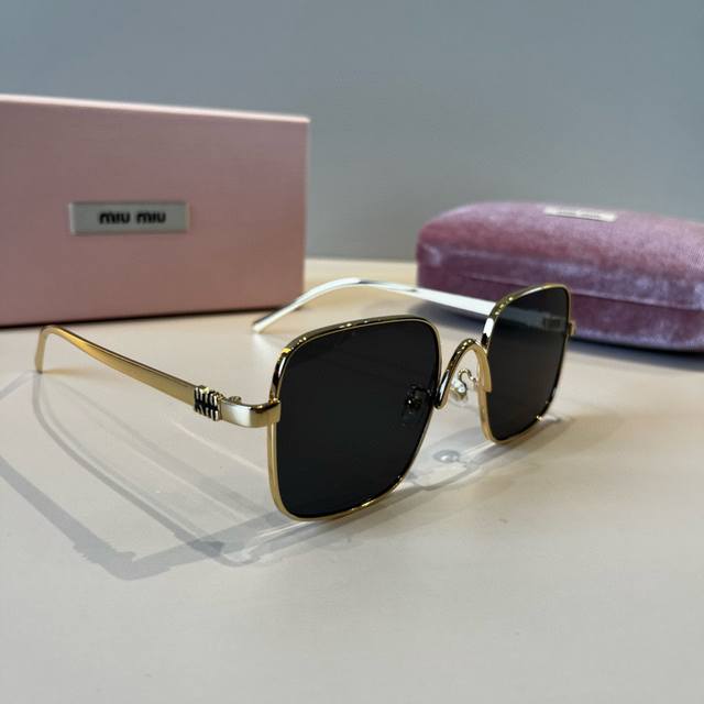New Miu Miu color is here! Sunglasses you'll want to wear on your face! High-qua