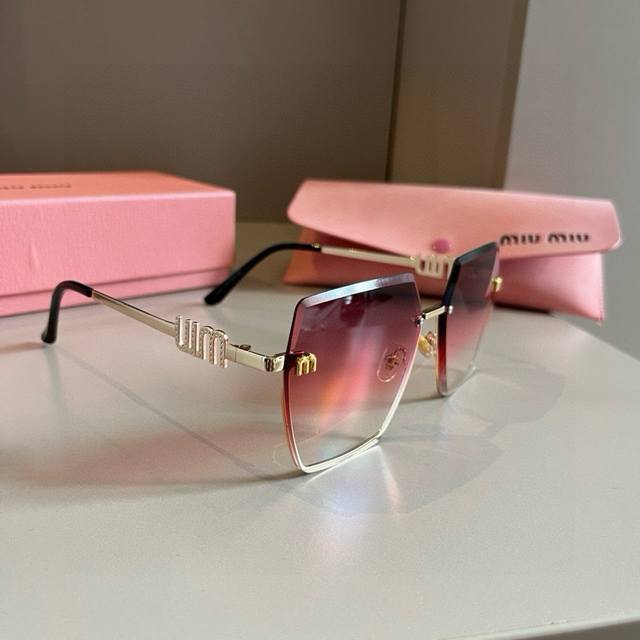A new color for Miu Miu girls is here! Sunglasses you'll want to wear on your fa