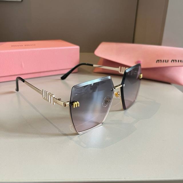 A new color for Miu Miu girls is here! Sunglasses you'll want to wear on your fa