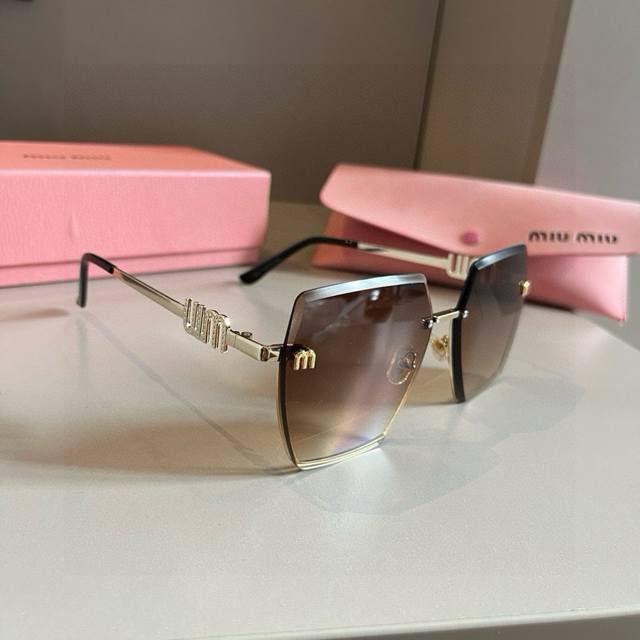 New Miu Miu color is here! Sunglasses you'll want to wear on your face! High-qua