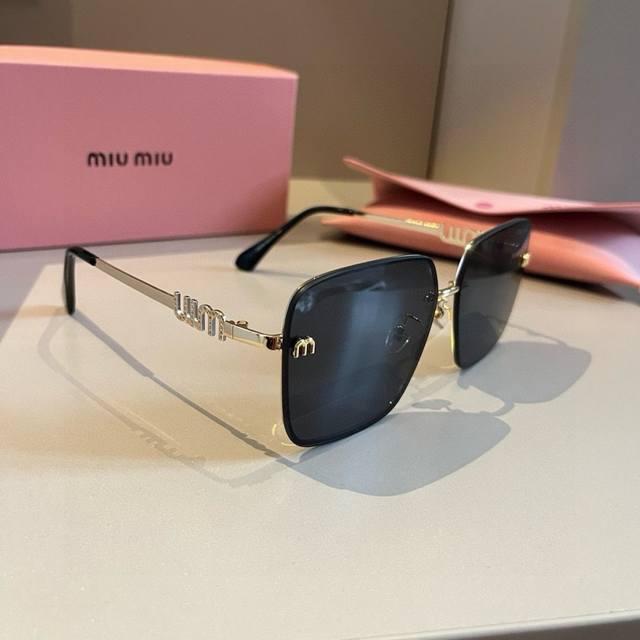 New Miu Miu color is here! Sunglasses you'll want to wear on your face! High-qua