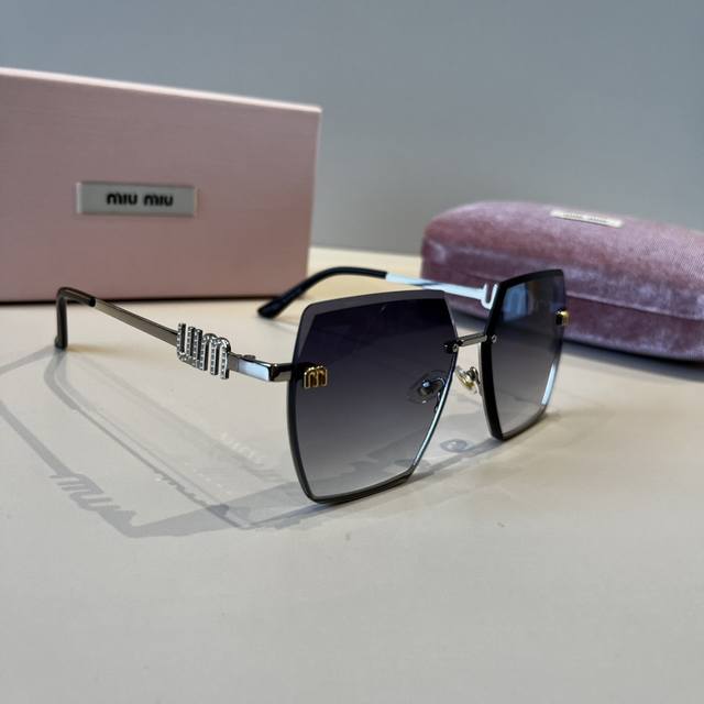 New Miu Miu color is here! Sunglasses you'll want to wear on your face! High-qua