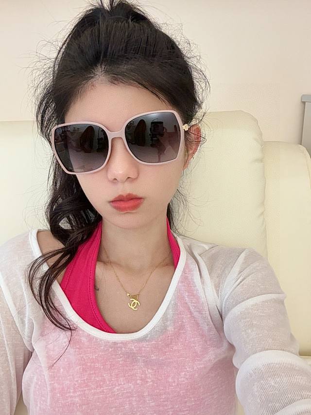 Gucci Sunglasses 2025 New Style. The square frame design is elegant and visually