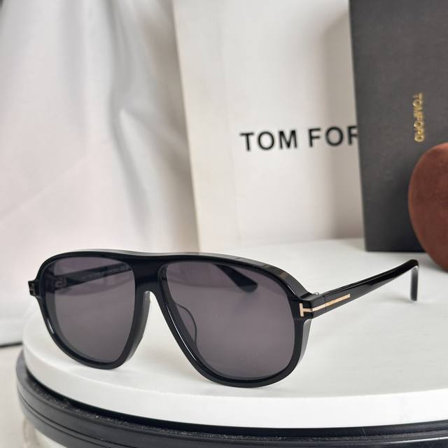 Tomford Mod: Guillaume Ft1208 Size: 61-12-140 Classic frame with the iconic infi