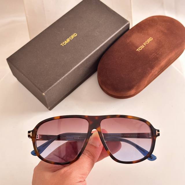 Tomford Mod: Guillaume Ft1208 Size: 61-12-140 Classic frame with the iconic infi