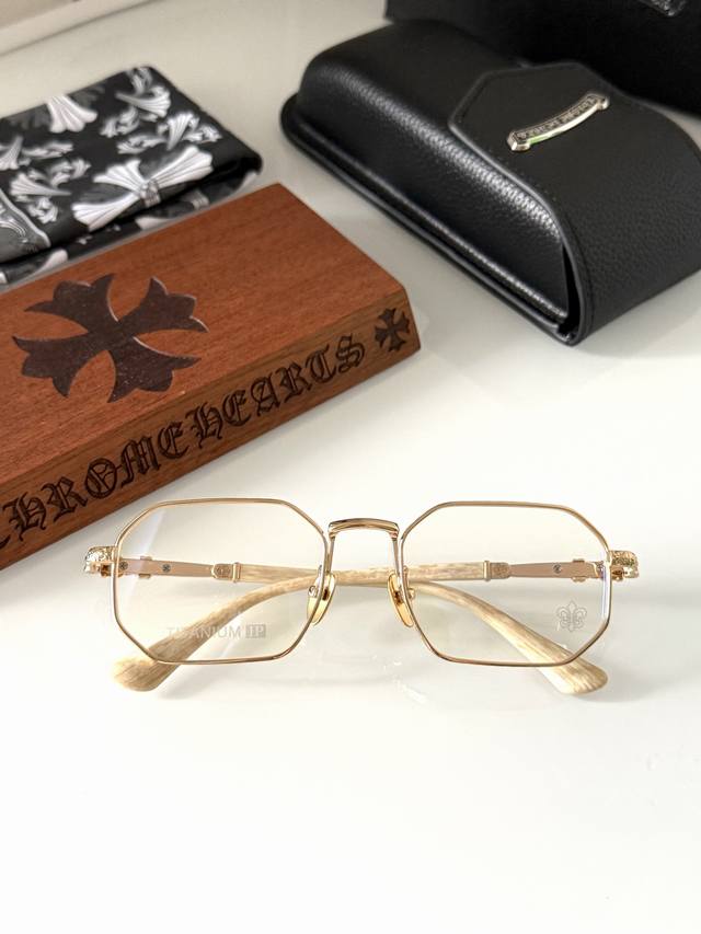 A meticulously crafted, handmade titanium frame (Chrome Heart) Ddd. Every detail