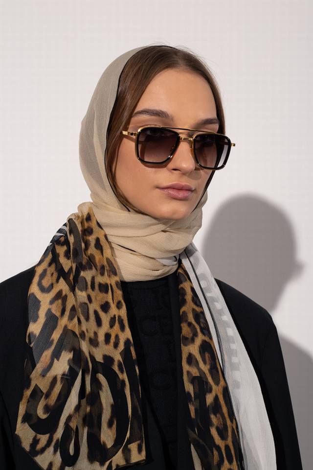 John Daila model: Brad size: 55 (18-140cm) with box included. Ddd