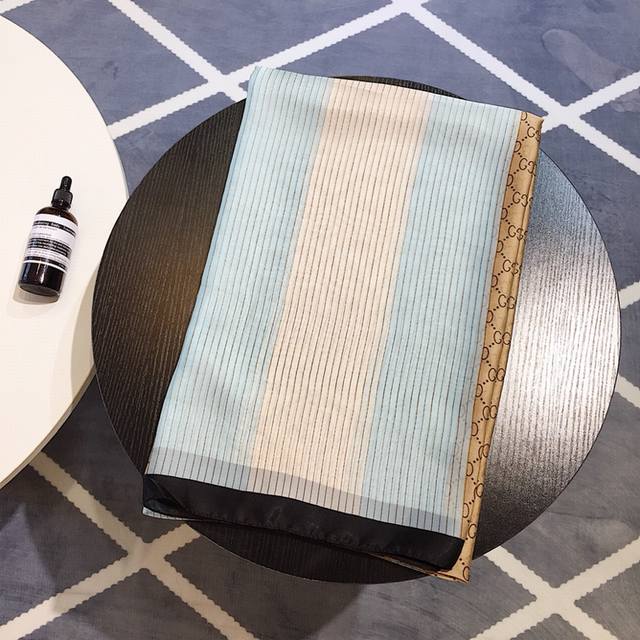 A must-have travel item! This 2025 Spring/Summer collection best-selling silk sc