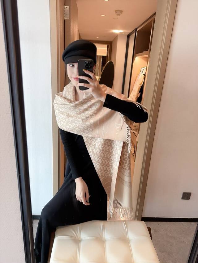 Dior 100% Cashmere Scarf! Stunning color scheme, hot-selling style, latest bouti