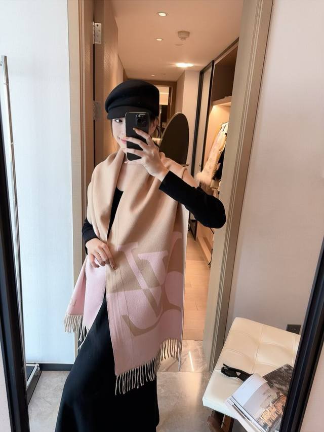 Lv 2.0 scarf is made of soft cashmere featuring the Monogram floral pattern and