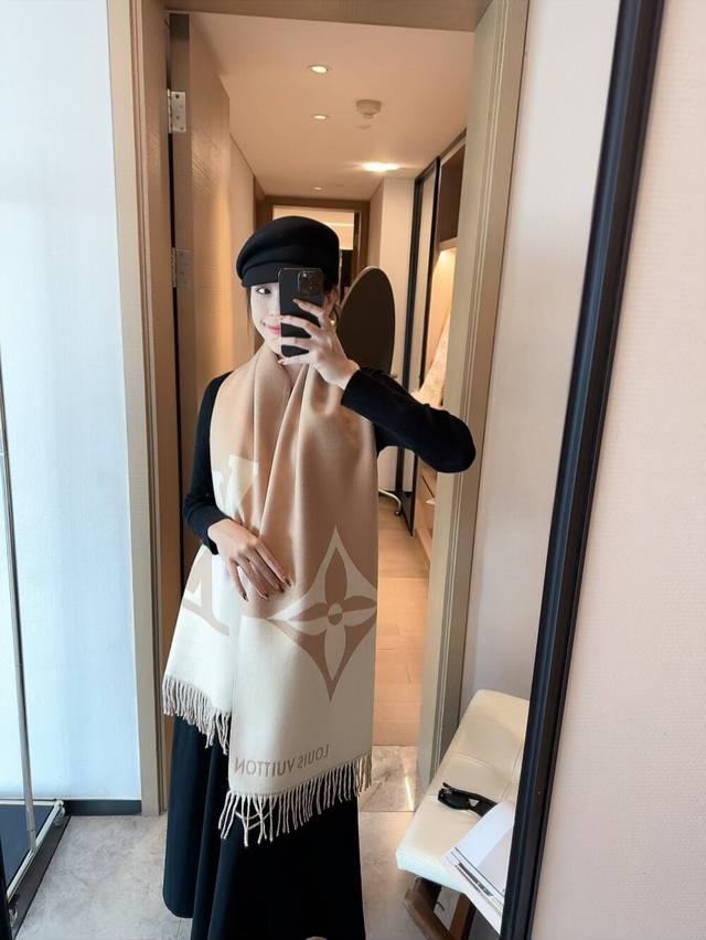 Lv 2.0 scarf is made of soft cashmere featuring the Monogram floral pattern and