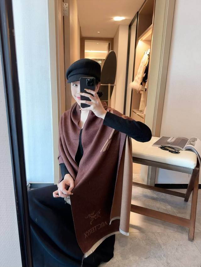 Arc'teryx. Classic scarf! Super warm and comfortable~ A winter essential for loo