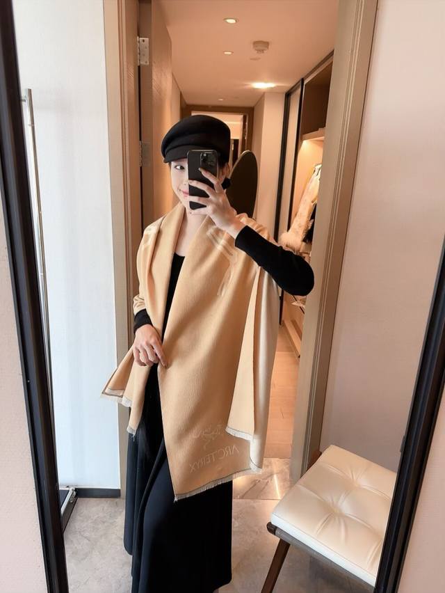 Arc'teryx. Classic scarf! Super warm and comfortable~ A winter essential for loo