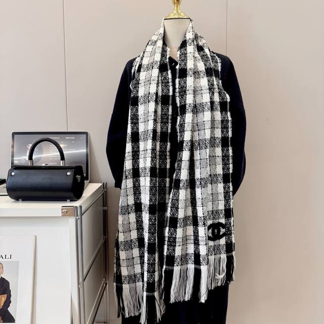 Highly Recommended: Chanel Autumn/Winter New Cashmere Shrink Scarf. Made from th