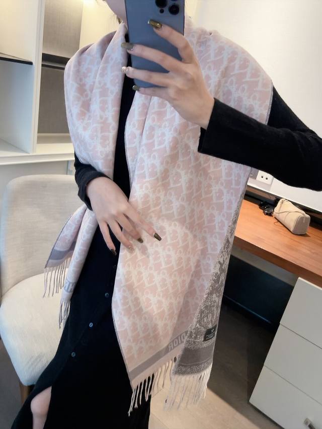 Dior's latest monogrammed couple's style is a hit! Stylish and warm, this latest