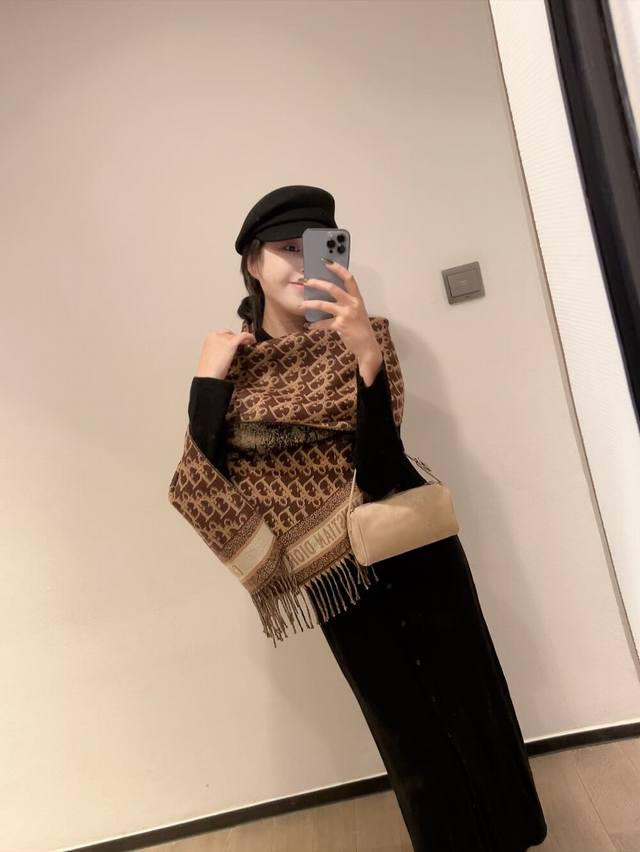 Dior's latest monogrammed couple's style is a hit! Stylish and warm. Dior's late