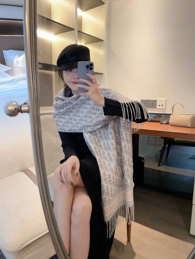 Dior's latest monogrammed couple's style is a hit! Stylish and warm, this latest