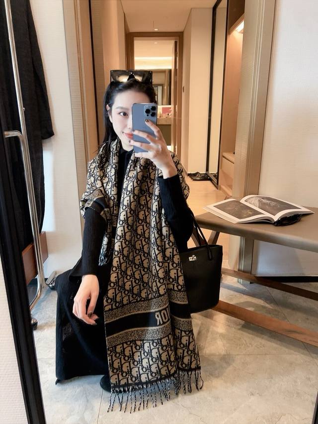 New 2025 style, timeless and highly praised. A versatile piece suitable for both