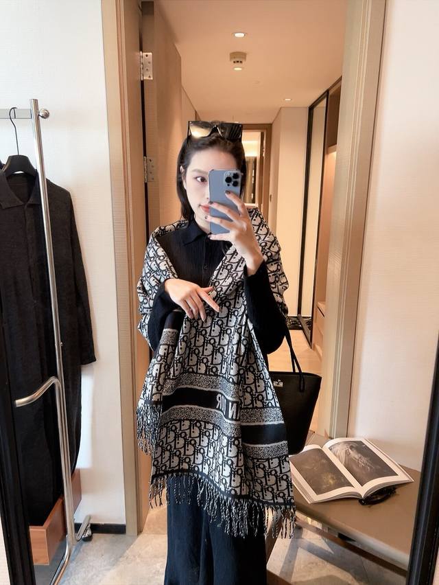 New 2025 style, timeless and highly praised. A versatile piece that's perfect fo