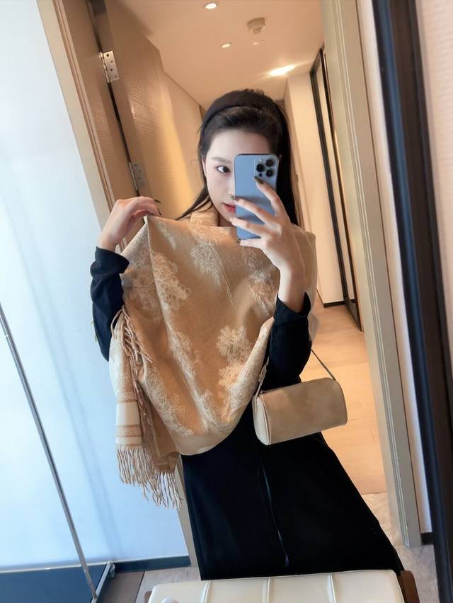 This year's Dior collection is incredibly popular, everyone knows how hot it is.