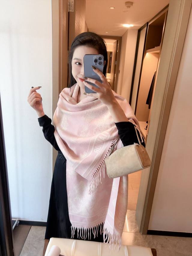 This year's Dior collection is incredibly popular, everyone knows how hot it is.