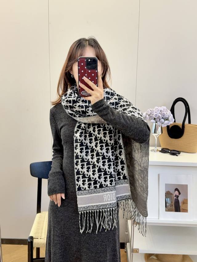 This year's hottest scarf is a rare find, even for those with money. It's a genu