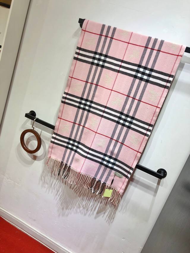 The latest style is so popular that Burberry boutiques worldwide are sold out!!