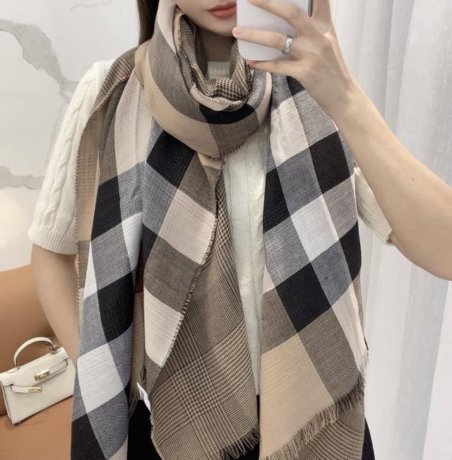 This Burberry double-sided shawl is an absolute must-have, highly recommended! T